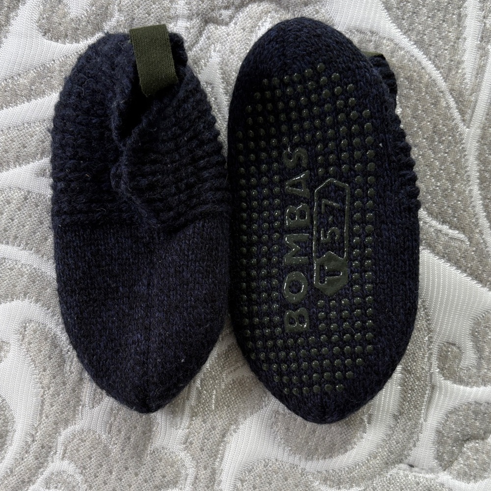 NWOT Bombas Dark Knit Slippers